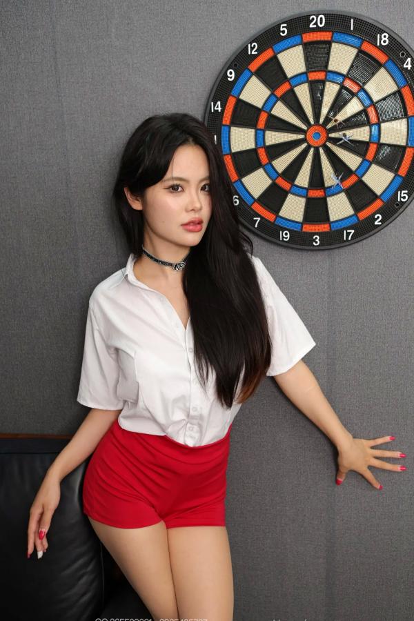 兔兔   IESS异思趣向 兔兔《性感红裤（上）》职业白衬衫配紧身热裤秀长腿，优雅高跟鞋尽显迷人女神气质，私房写真摄影第30张图片