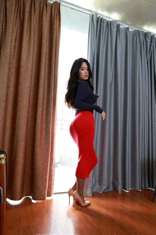 兔兔   IESS异思趣向 兔兔《红裙翘腿》职业风丝袜美腿，气质女神优雅修身红裙私房大片第1张图片