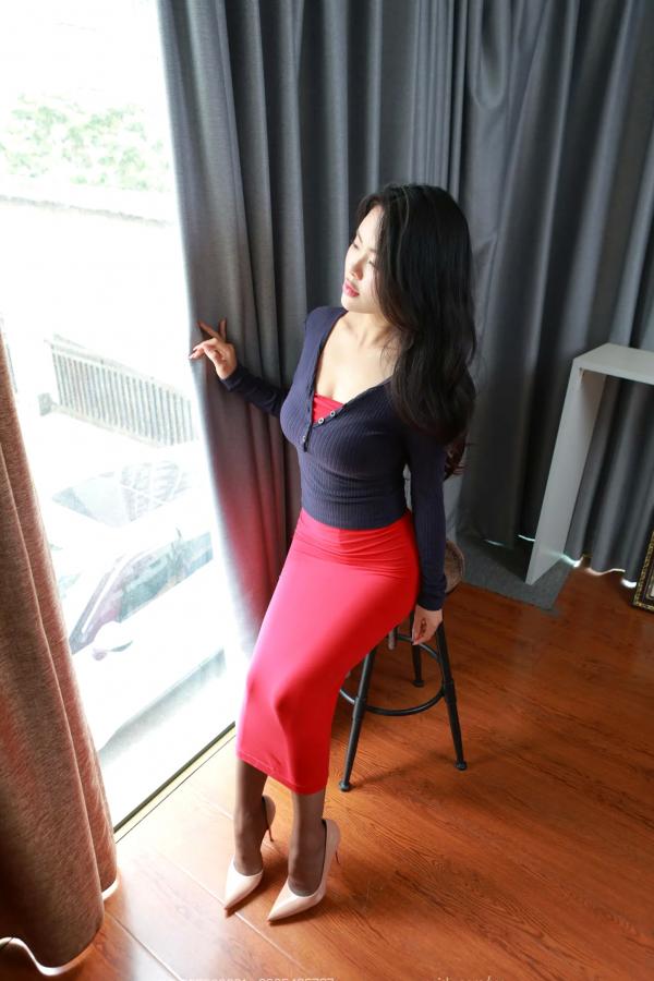 兔兔   IESS异思趣向 兔兔《红裙翘腿》职业风丝袜美腿，气质女神优雅修身红裙私房大片第9张图片