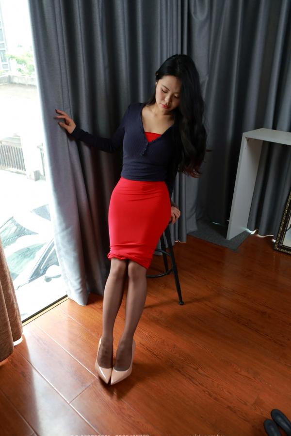 兔兔   IESS异思趣向 兔兔《红裙翘腿》职业风丝袜美腿，气质女神优雅修身红裙私房大片第16张图片
