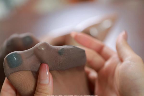兔兔   IESS异思趣向 兔兔《老板在吗（上）》职业装制服诱惑，办公室内丝袜美腿感性风情 [87P]第79张图片