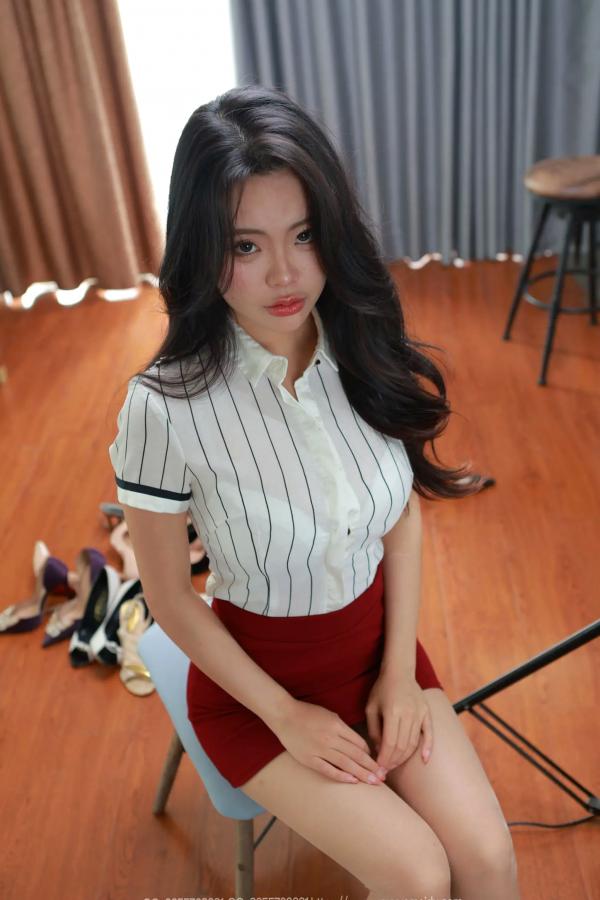 兔兔   IESS异思趣向 兔兔《红裙尤物》白衬衫职业装OL制服写真、黑框眼镜修长美腿丝袜诱惑 [78P]第32张图片
