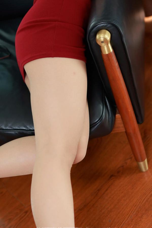 兔兔   IESS异思趣向 兔兔《红裙尤物》白衬衫职业装OL制服写真、黑框眼镜修长美腿丝袜诱惑 [78P]第62张图片