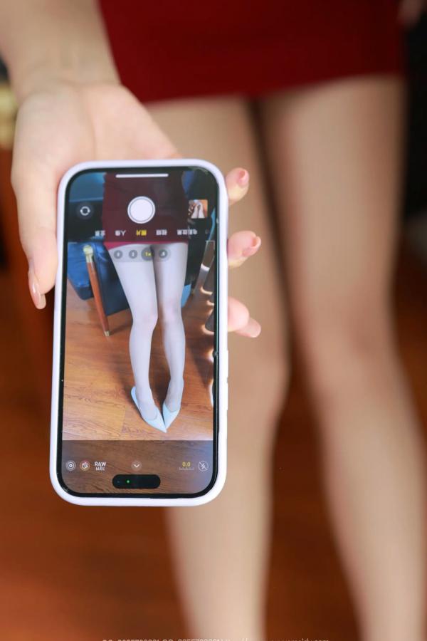 兔兔   IESS异思趣向 兔兔《红裙尤物》白衬衫职业装OL制服写真、黑框眼镜修长美腿丝袜诱惑 [78P]第76张图片