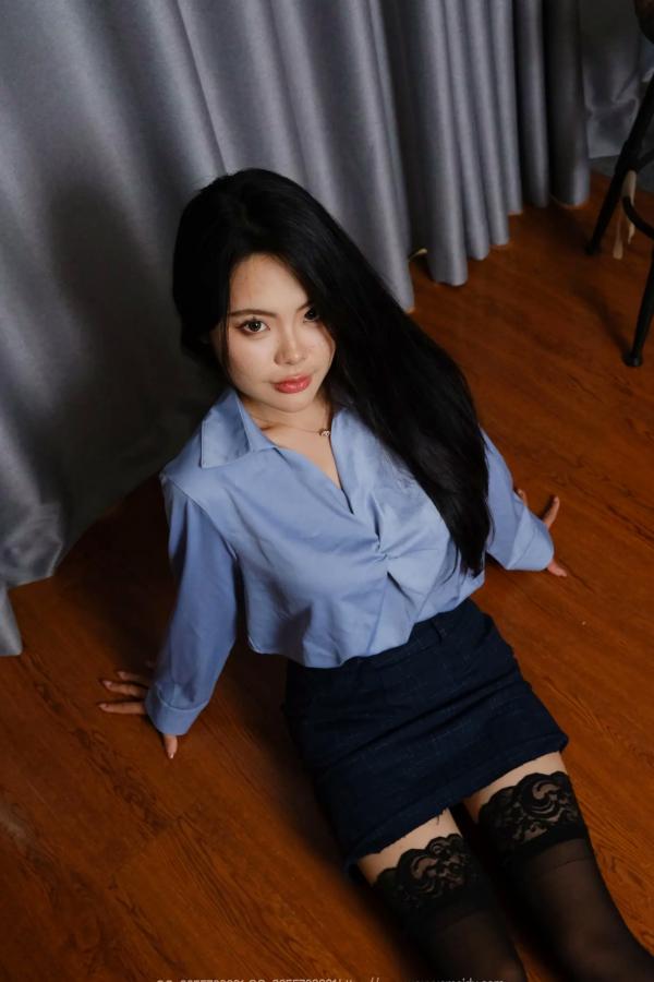 兔兔   IESS异思趣向 兔兔《蓝衣半筒袜》私房职场风 黑色丝袜长腿诱惑 气质御姐写真第1张图片