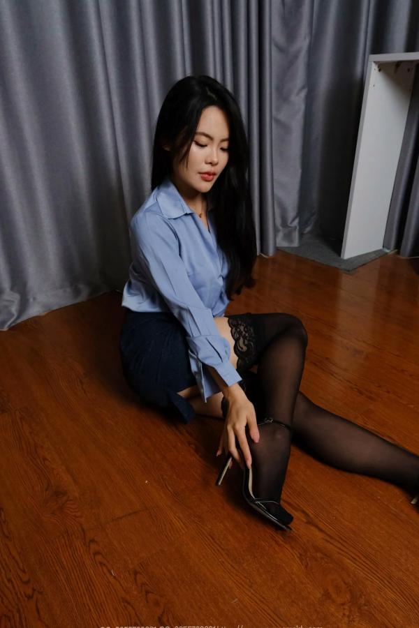 兔兔   IESS异思趣向 兔兔《蓝衣半筒袜》私房职场风 黑色丝袜长腿诱惑 气质御姐写真第8张图片