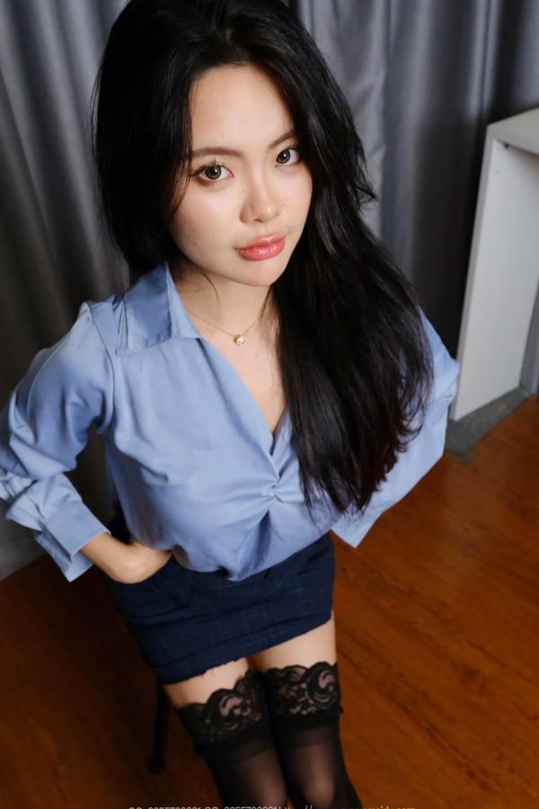 兔兔   IESS异思趣向 兔兔《蓝衣半筒袜》私房职场风 黑色丝袜长腿诱惑 气质御姐写真第40张图片