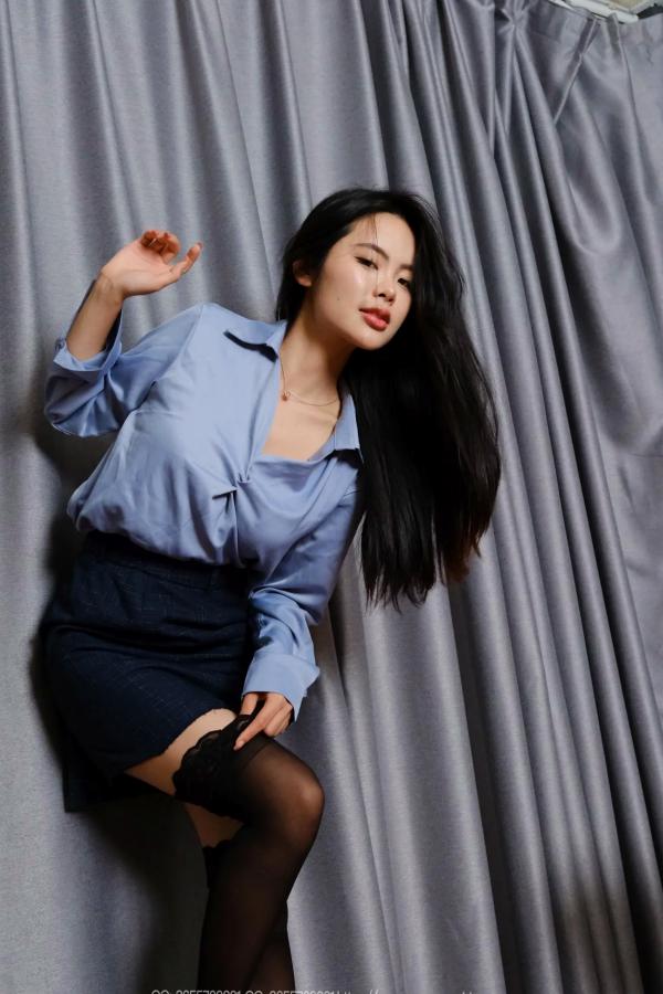 兔兔   IESS异思趣向 兔兔《蓝衣半筒袜》私房职场风 黑色丝袜长腿诱惑 气质御姐写真第83张图片