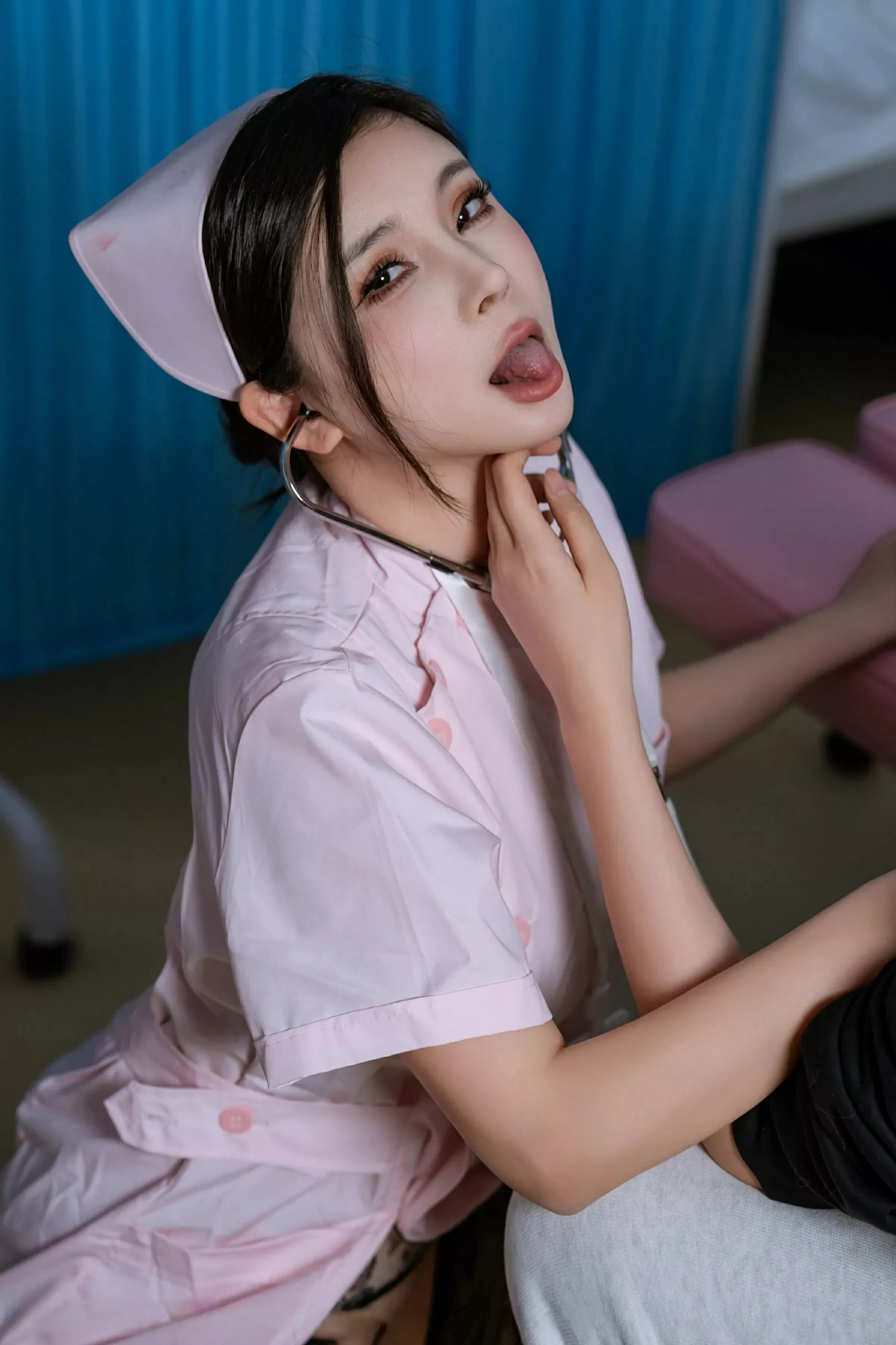 小蛮妖  [XiuRen]高清写真图 2025.06.13 No.10408 小蛮妖Yummy 粉色护士服第17张图片
