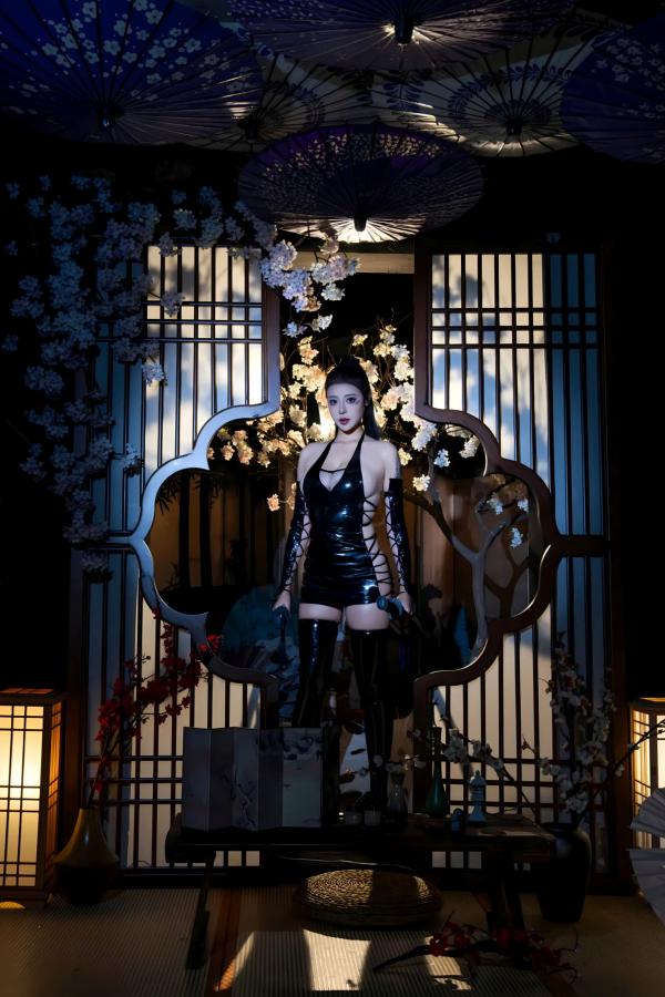 奈汐酱nice 奈汐酱  萌妹奈汐酱nice - 束影暗黑乳胶衣武士刀束缚私房照 [90P]第1张图片