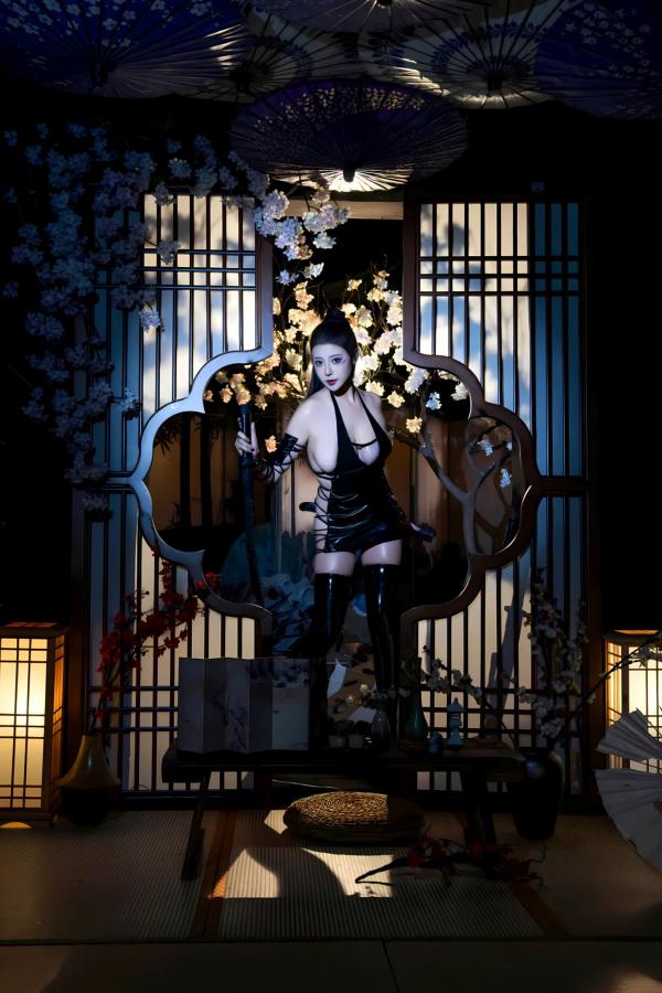 奈汐酱nice 奈汐酱  萌妹奈汐酱nice - 束影暗黑乳胶衣武士刀束缚私房照 [90P]第9张图片