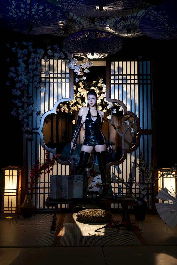 奈汐酱nice 奈汐酱  萌妹奈汐酱nice - 束影暗黑乳胶衣武士刀束缚私房照 [90P]第12张图片