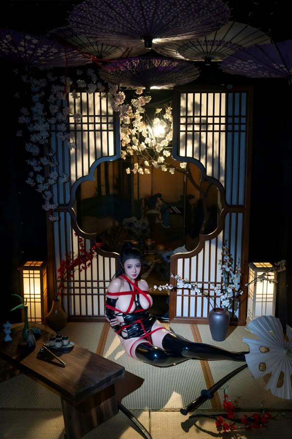 奈汐酱nice 奈汐酱  萌妹奈汐酱nice - 束影暗黑乳胶衣武士刀束缚私房照 [90P]第72张图片