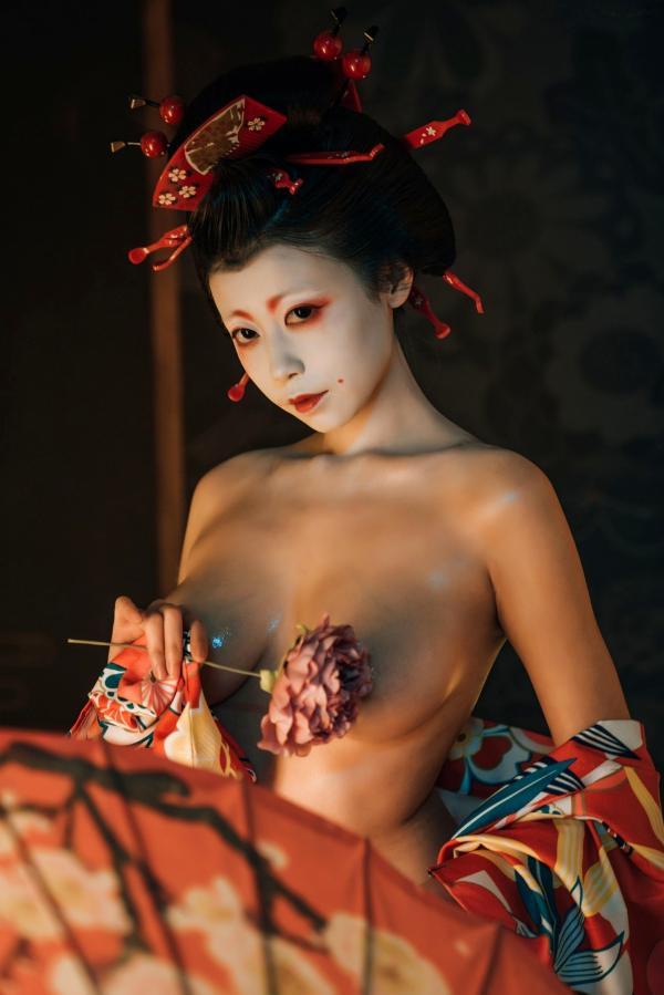 奈汐酱nice 奈汐酱  奈汐酱nice-艺妓回忆录：和风樱花下的绝美艺妓妆，背部与腿部唯美纹身，极致诱惑写真第4张图片