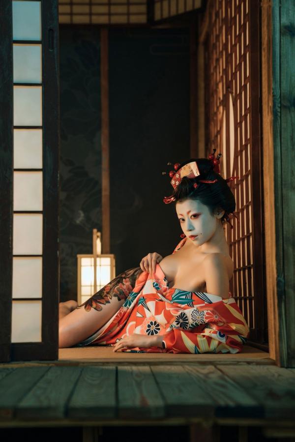 奈汐酱nice 奈汐酱  奈汐酱nice-艺妓回忆录：和风樱花下的绝美艺妓妆，背部与腿部唯美纹身，极致诱惑写真第6张图片