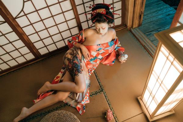 奈汐酱nice 奈汐酱  奈汐酱nice-艺妓回忆录：和风樱花下的绝美艺妓妆，背部与腿部唯美纹身，极致诱惑写真第7张图片