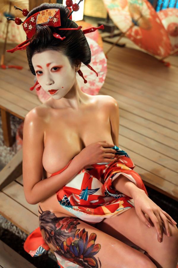 奈汐酱nice 奈汐酱  奈汐酱nice-艺妓回忆录：和风樱花下的绝美艺妓妆，背部与腿部唯美纹身，极致诱惑写真第8张图片