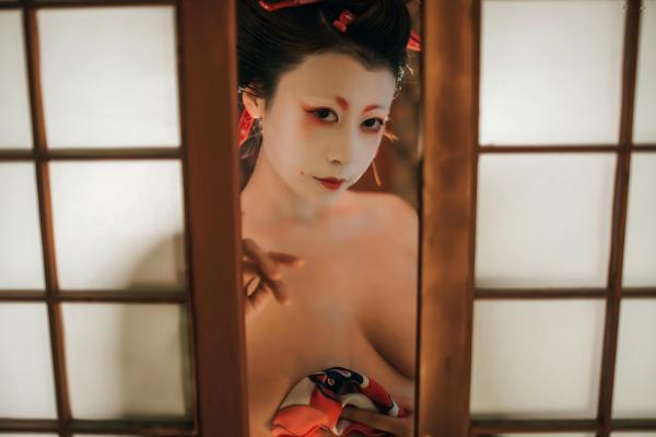 奈汐酱nice 奈汐酱  奈汐酱nice-艺妓回忆录：和风樱花下的绝美艺妓妆，背部与腿部唯美纹身，极致诱惑写真第10张图片