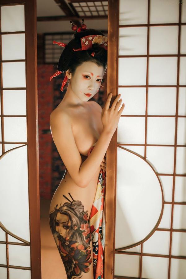 奈汐酱nice 奈汐酱  奈汐酱nice-艺妓回忆录：和风樱花下的绝美艺妓妆，背部与腿部唯美纹身，极致诱惑写真第11张图片