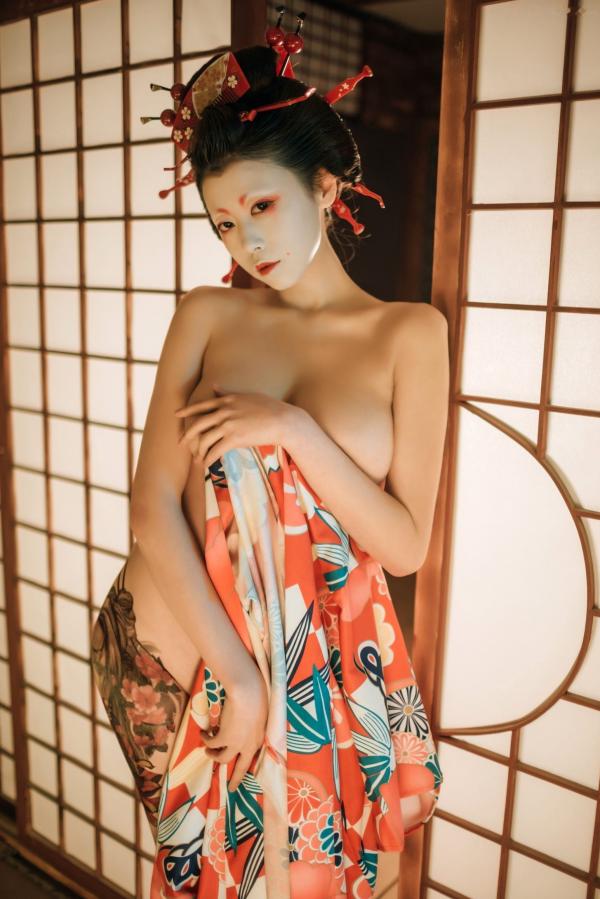 奈汐酱nice 奈汐酱  奈汐酱nice-艺妓回忆录：和风樱花下的绝美艺妓妆，背部与腿部唯美纹身，极致诱惑写真第12张图片