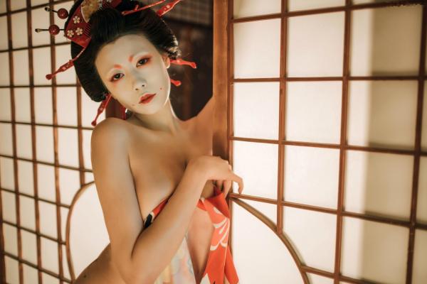 奈汐酱nice 奈汐酱  奈汐酱nice-艺妓回忆录：和风樱花下的绝美艺妓妆，背部与腿部唯美纹身，极致诱惑写真第13张图片