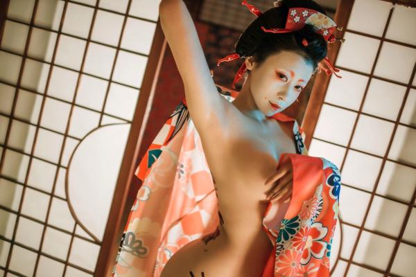 奈汐酱nice 奈汐酱  奈汐酱nice-艺妓回忆录：和风樱花下的绝美艺妓妆，背部与腿部唯美纹身，极致诱惑写真第15张图片