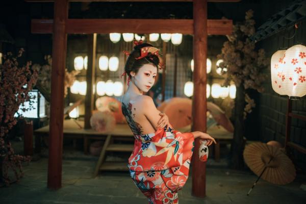 奈汐酱nice 奈汐酱  奈汐酱nice-艺妓回忆录：和风樱花下的绝美艺妓妆，背部与腿部唯美纹身，极致诱惑写真第16张图片