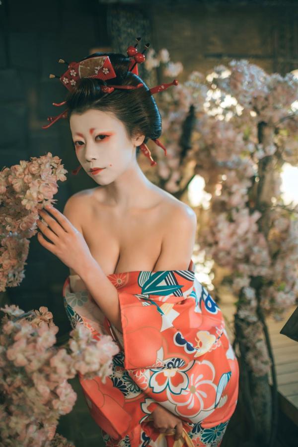 奈汐酱nice 奈汐酱  奈汐酱nice-艺妓回忆录：和风樱花下的绝美艺妓妆，背部与腿部唯美纹身，极致诱惑写真第18张图片