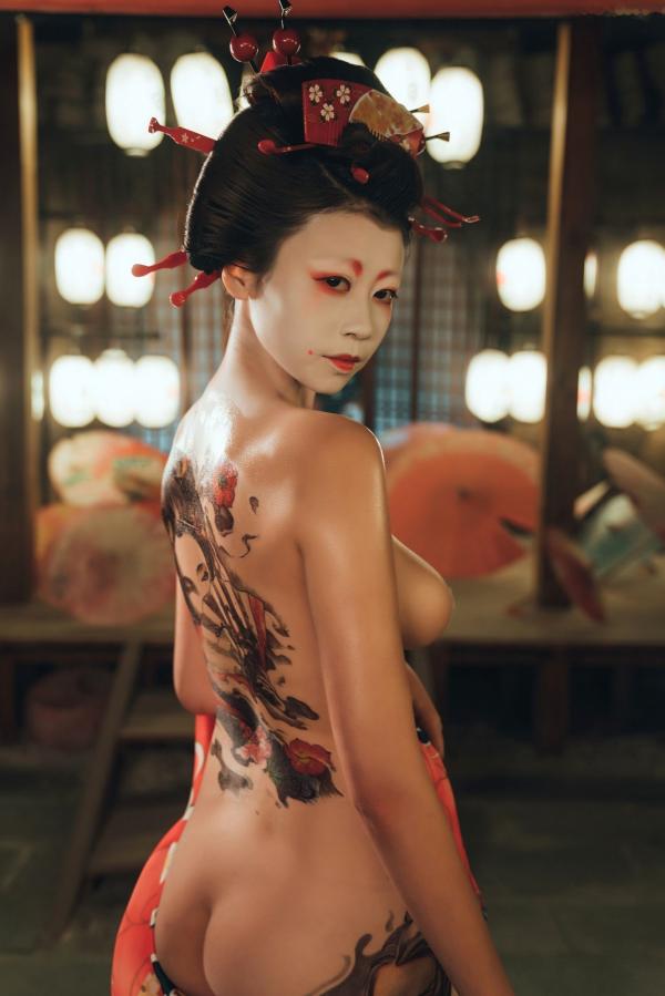 奈汐酱nice 奈汐酱  奈汐酱nice-艺妓回忆录：和风樱花下的绝美艺妓妆，背部与腿部唯美纹身，极致诱惑写真第21张图片