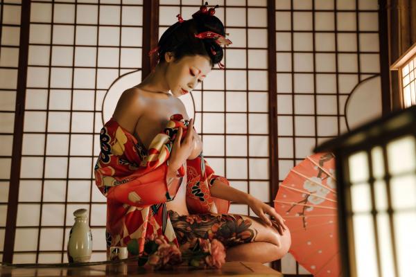 奈汐酱nice 奈汐酱  奈汐酱nice-艺妓回忆录：和风樱花下的绝美艺妓妆，背部与腿部唯美纹身，极致诱惑写真第27张图片