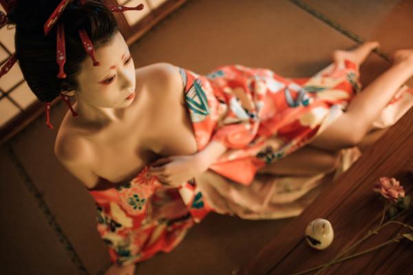 奈汐酱nice 奈汐酱  奈汐酱nice-艺妓回忆录：和风樱花下的绝美艺妓妆，背部与腿部唯美纹身，极致诱惑写真第34张图片
