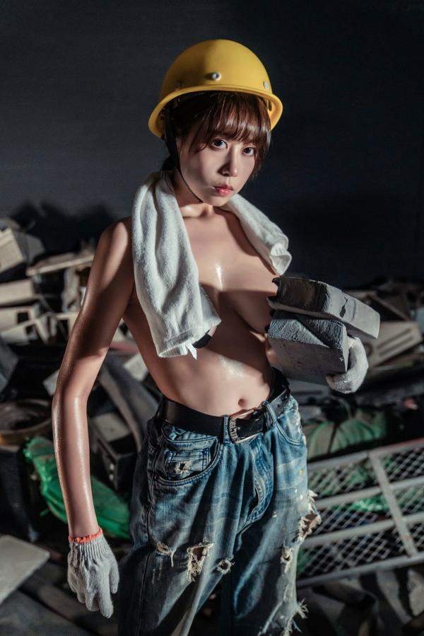 奈汐酱nice 奈汐酱  奈汐酱nice-015-咱们工人有力量，极品性感工地风角色扮演，汗水与野性美感十足的私房写真第8张图片