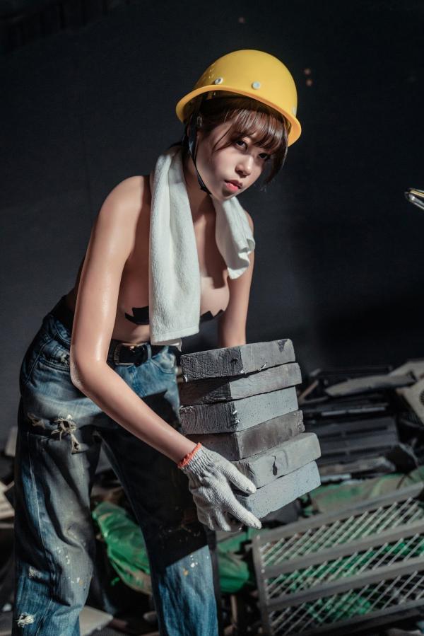 奈汐酱nice 奈汐酱  奈汐酱nice-015-咱们工人有力量，极品性感工地风角色扮演，汗水与野性美感十足的私房写真第9张图片