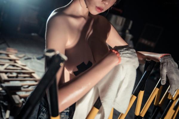 奈汐酱nice 奈汐酱  奈汐酱nice-015-咱们工人有力量，极品性感工地风角色扮演，汗水与野性美感十足的私房写真第14张图片