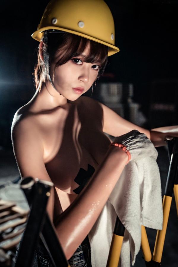 奈汐酱nice 奈汐酱  奈汐酱nice-015-咱们工人有力量，极品性感工地风角色扮演，汗水与野性美感十足的私房写真第15张图片