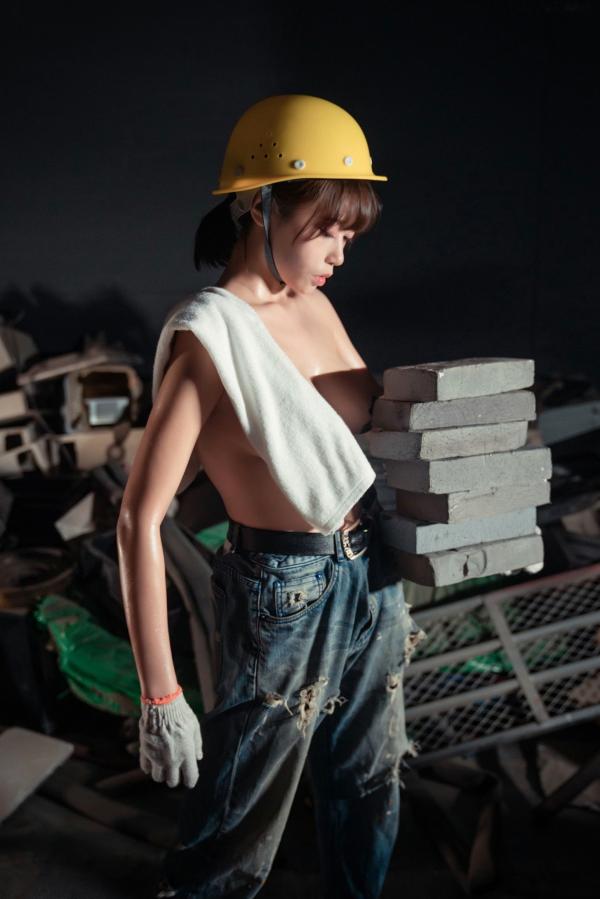 奈汐酱nice 奈汐酱  奈汐酱nice-015-咱们工人有力量，极品性感工地风角色扮演，汗水与野性美感十足的私房写真第34张图片