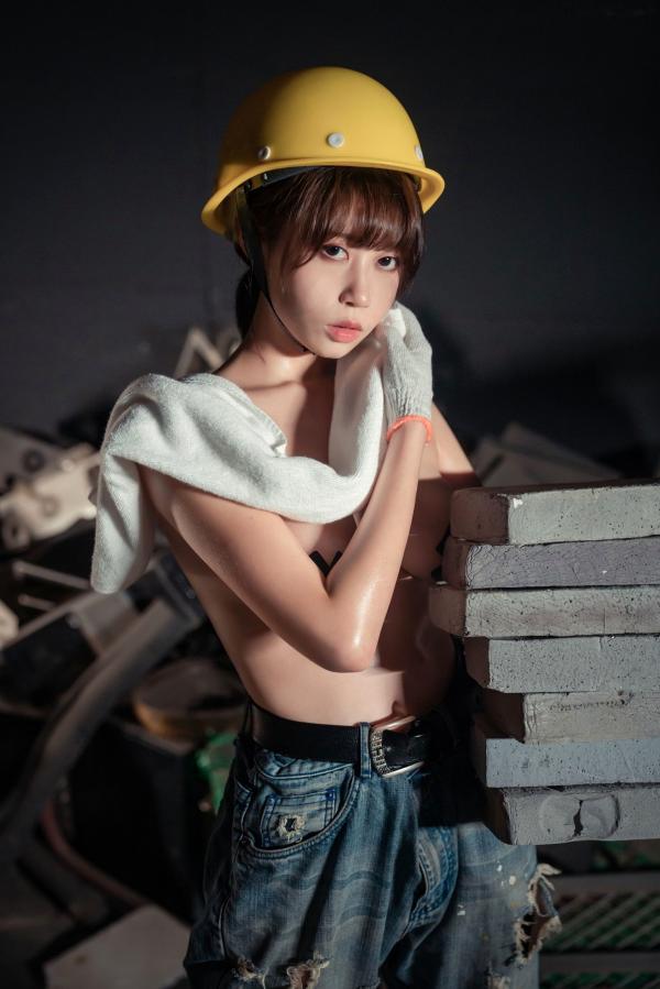 奈汐酱nice 奈汐酱  奈汐酱nice-015-咱们工人有力量，极品性感工地风角色扮演，汗水与野性美感十足的私房写真第35张图片