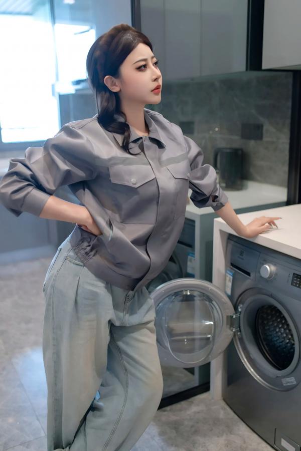奈汐酱nice 奈汐酱  奈汐酱nice 维羞工居家洗衣房情景私房照，性感黑色内衣搭配红边吊带丝袜，演绎撩人绝美曲线，大尺度写真诱惑来袭第12张图片