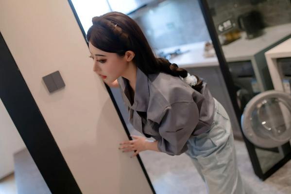 奈汐酱nice 奈汐酱  奈汐酱nice 维羞工居家洗衣房情景私房照，性感黑色内衣搭配红边吊带丝袜，演绎撩人绝美曲线，大尺度写真诱惑来袭第18张图片