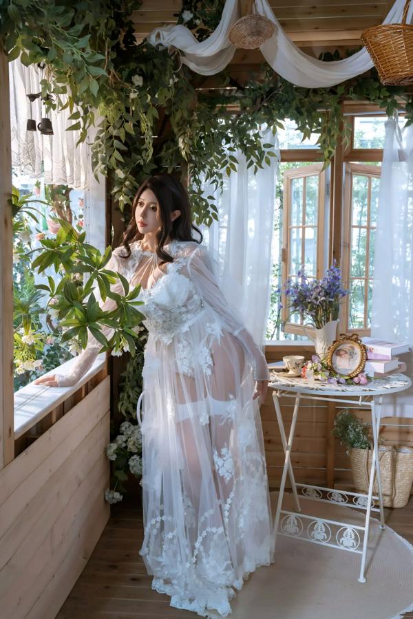 奈汐酱nice 奈汐酱  奈汐酱nice绝美下午茶写真，白纱蕾丝私房诱惑，花海光影与绝妙曲线的视觉盛宴第1张图片