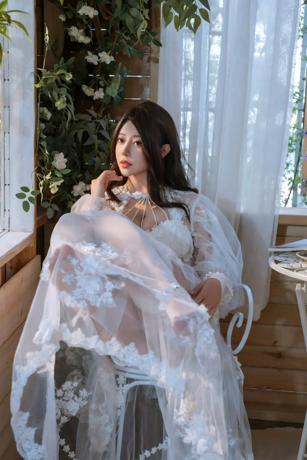 奈汐酱nice 奈汐酱  奈汐酱nice绝美下午茶写真，白纱蕾丝私房诱惑，花海光影与绝妙曲线的视觉盛宴第14张图片