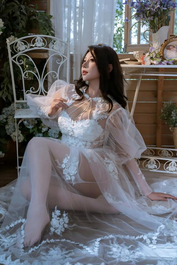 奈汐酱nice 奈汐酱  奈汐酱nice绝美下午茶写真，白纱蕾丝私房诱惑，花海光影与绝妙曲线的视觉盛宴第28张图片
