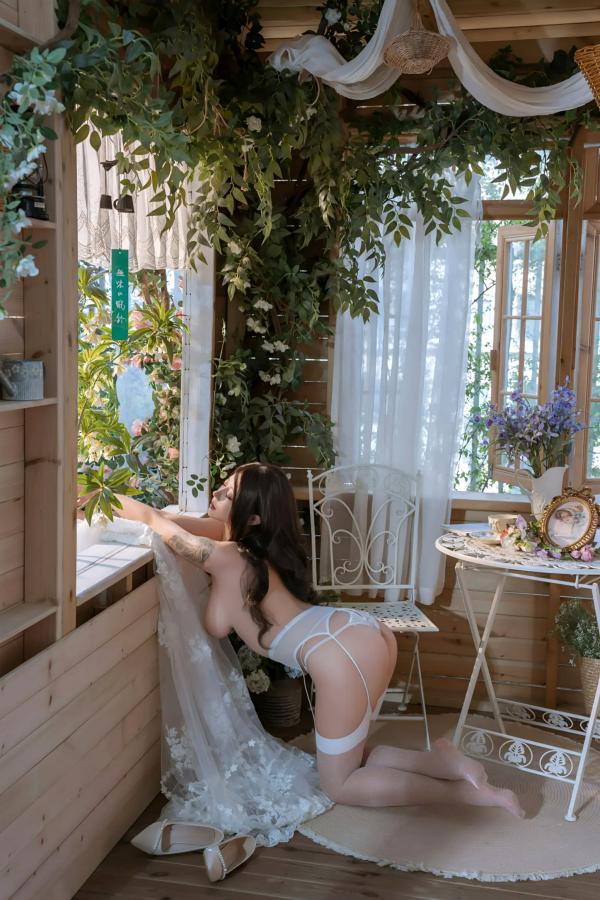 奈汐酱nice 奈汐酱  奈汐酱nice绝美下午茶写真，白纱蕾丝私房诱惑，花海光影与绝妙曲线的视觉盛宴第50张图片