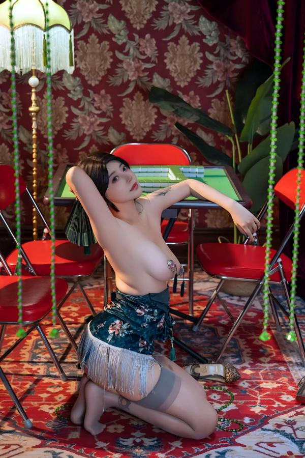 奈汐酱nice 奈汐酱  奈汐酱nice探春复古棋牌室旗袍写真，性感高开叉丝袜诱惑，极致曼妙身姿第3张图片