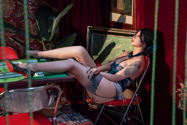 奈汐酱nice 奈汐酱  奈汐酱nice探春复古棋牌室旗袍写真，性感高开叉丝袜诱惑，极致曼妙身姿第50张图片