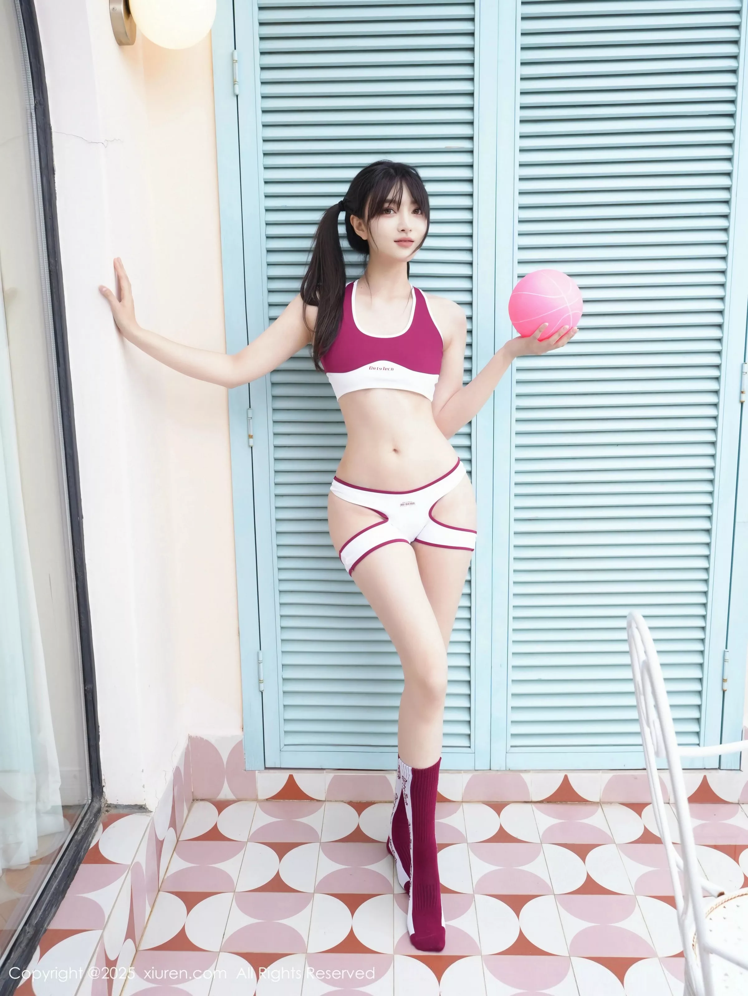 白露小猪  [XiuRen]高清写真图 2025.05.30 No.10350 白露lulu 深色运动服第36张图片