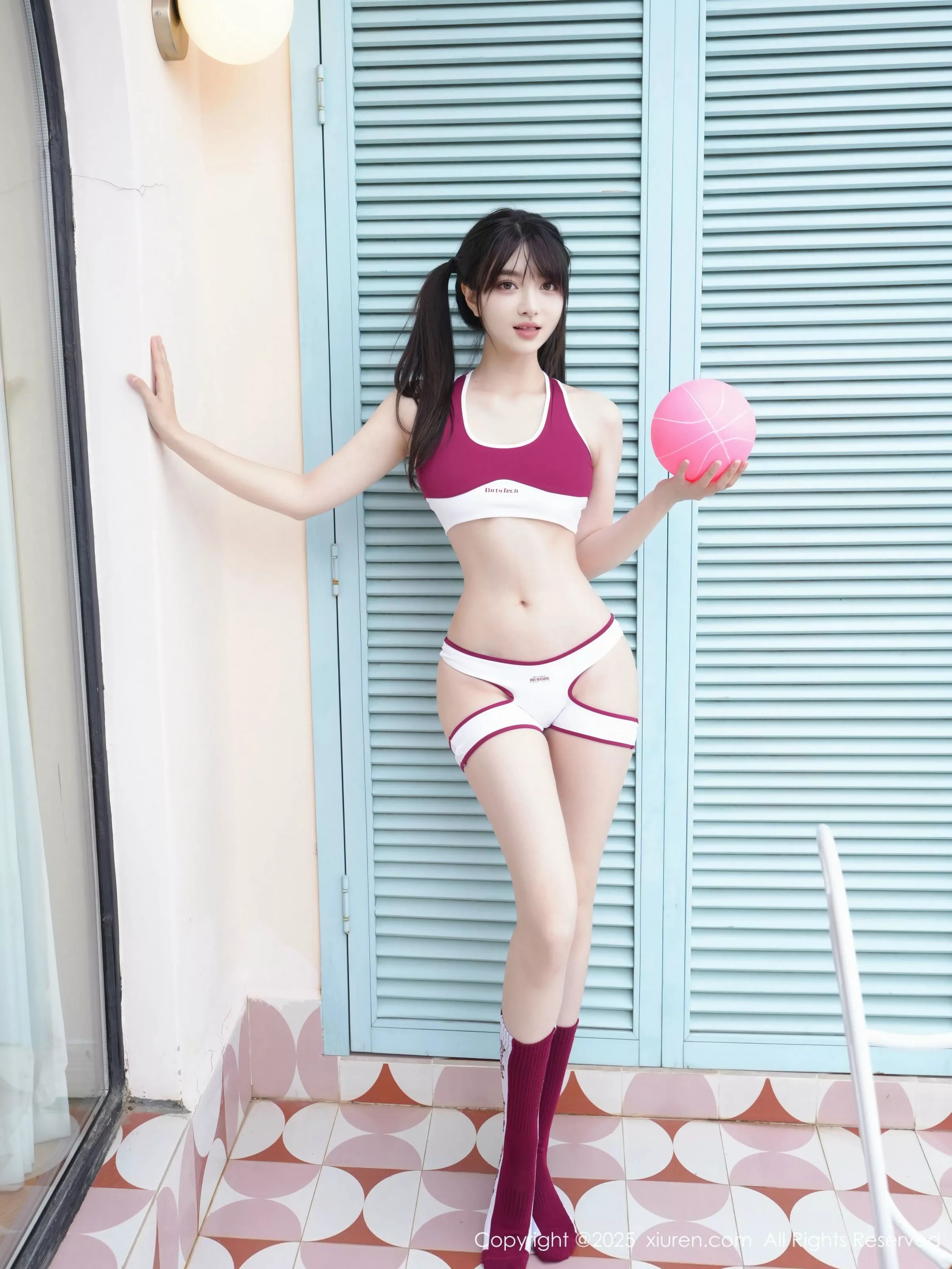 白露小猪  [XiuRen]高清写真图 2025.05.30 No.10350 白露lulu 深色运动服第37张图片