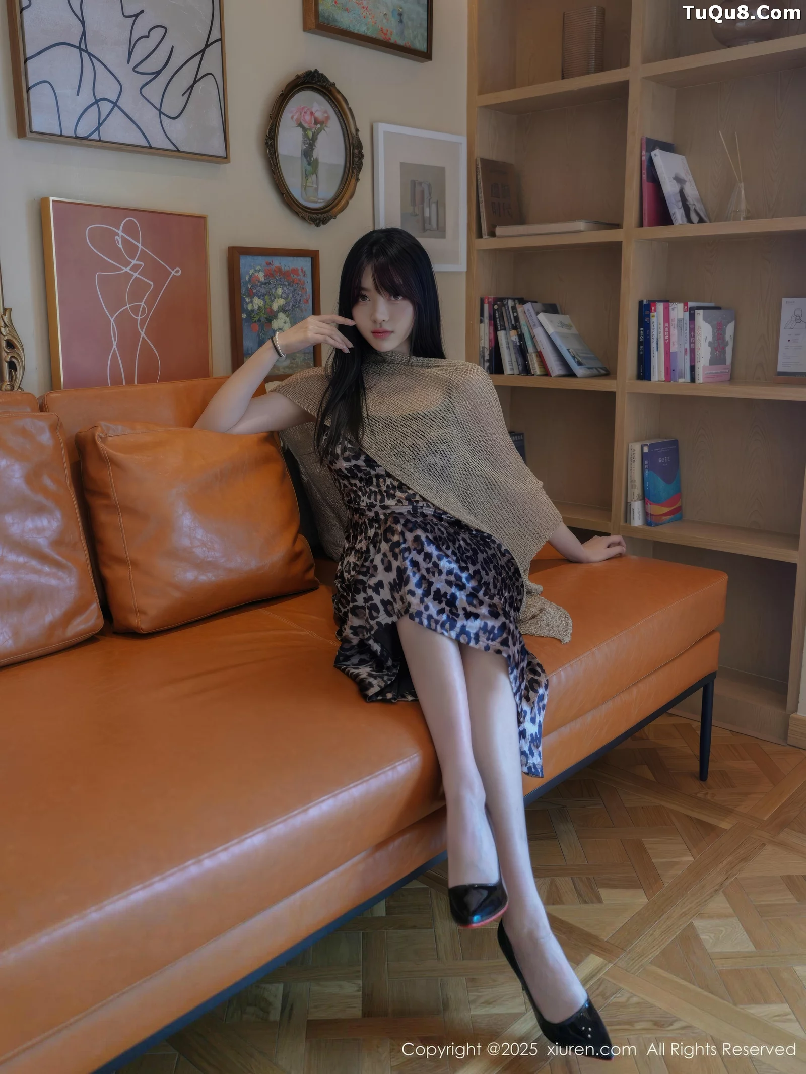 白露小猪  [XiuRen]高清写真图 2025.08.27 No.10698 白露lulu 黑白色比基尼第1张图片