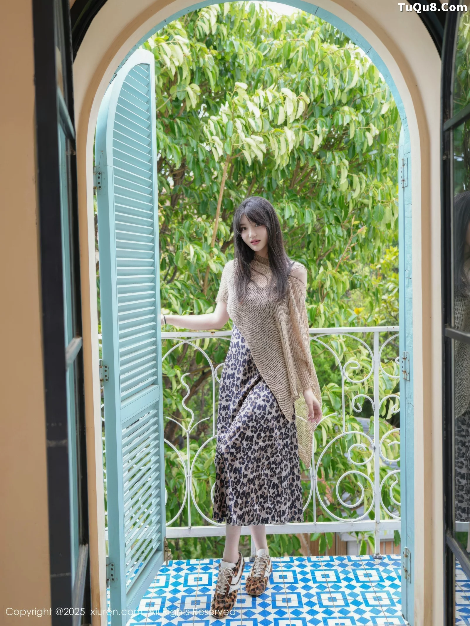 白露小猪  [XiuRen]高清写真图 2025.08.27 No.10698 白露lulu 黑白色比基尼第2张图片