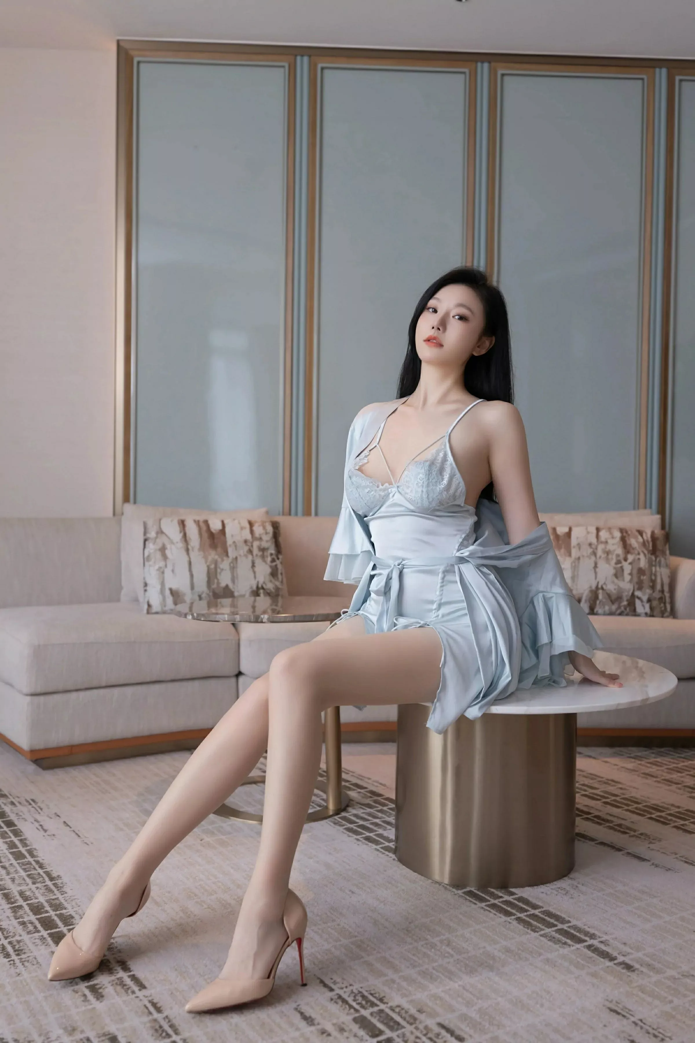安然Maleah  [XiuRen]高清写真图 2025.06.10 No.10390 安然anran 蓝色连衣短第14张图片